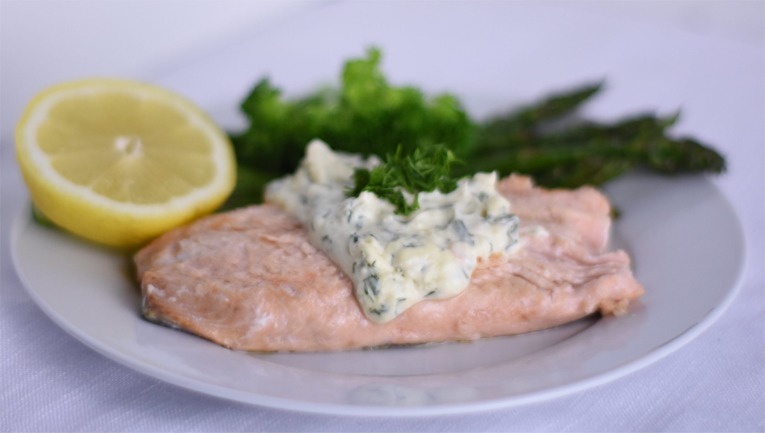 Saumon sauce crémeuse aux concombres et à l'aneth keto