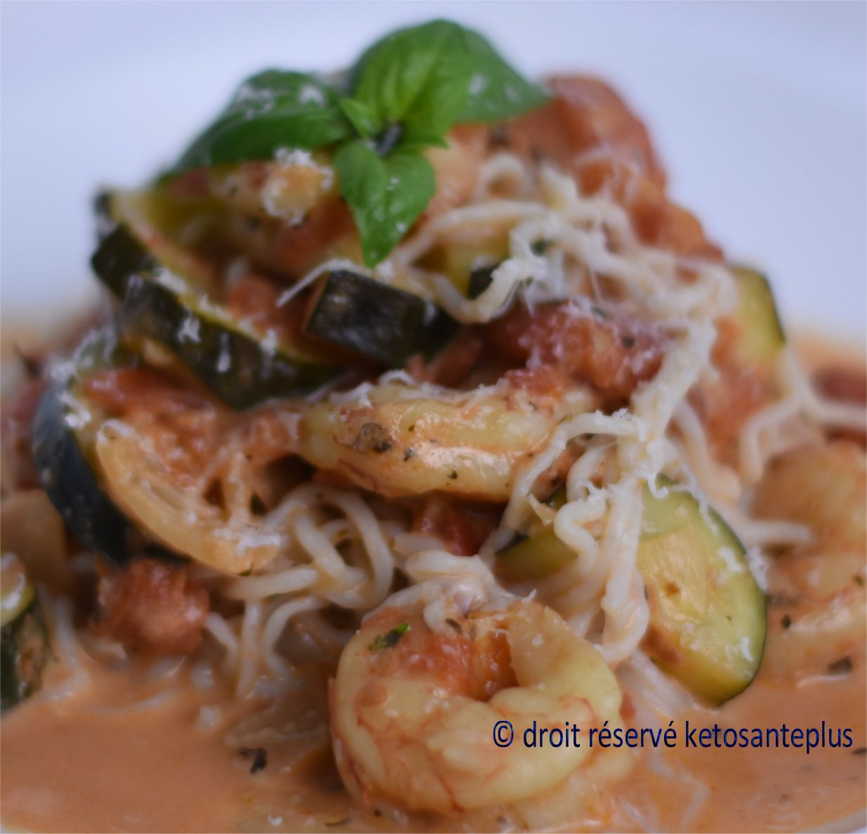 Pâtes aux crevettes à la sauce tomate crémeuse keto