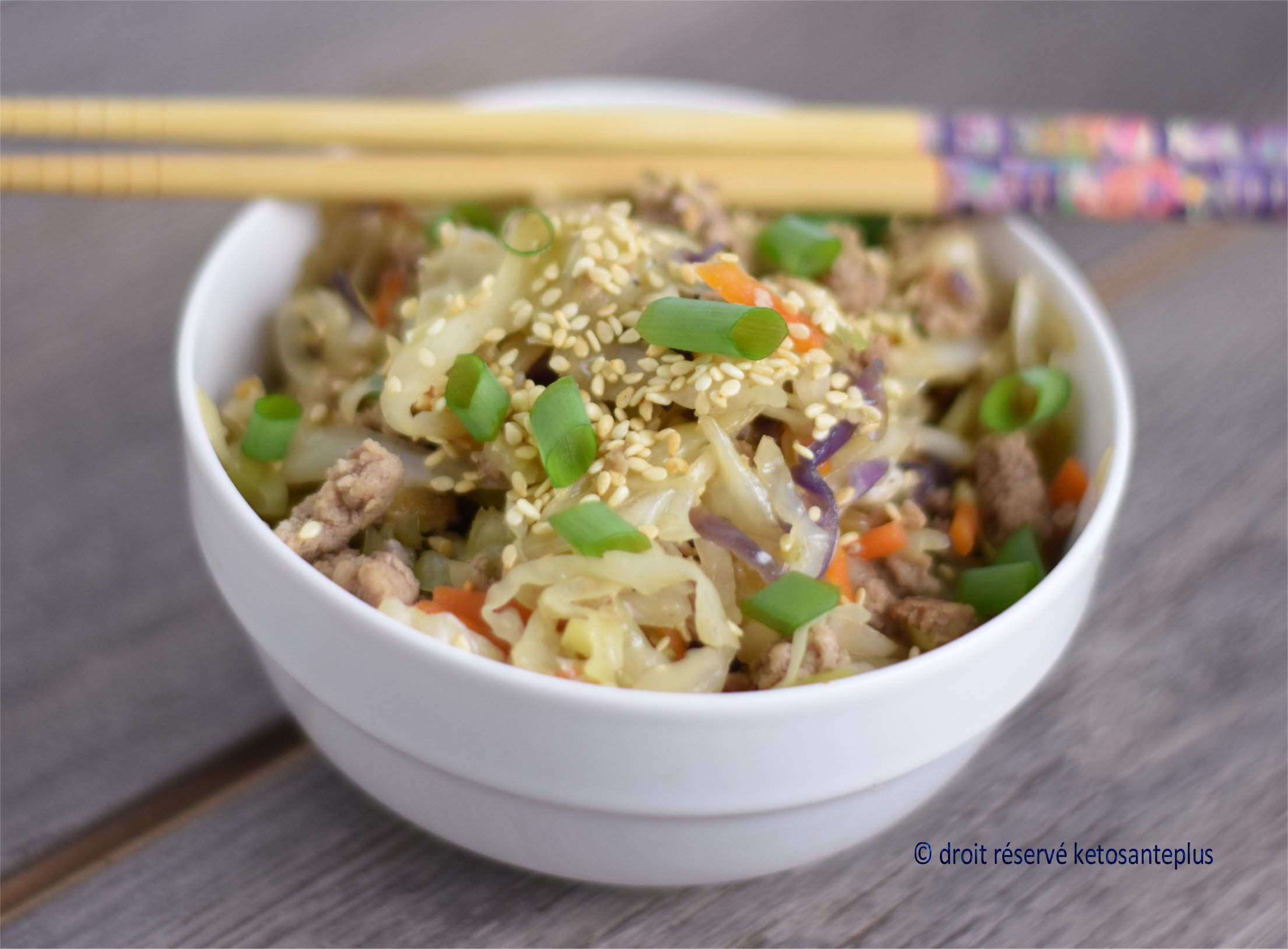 Egg roll keto dans un bol