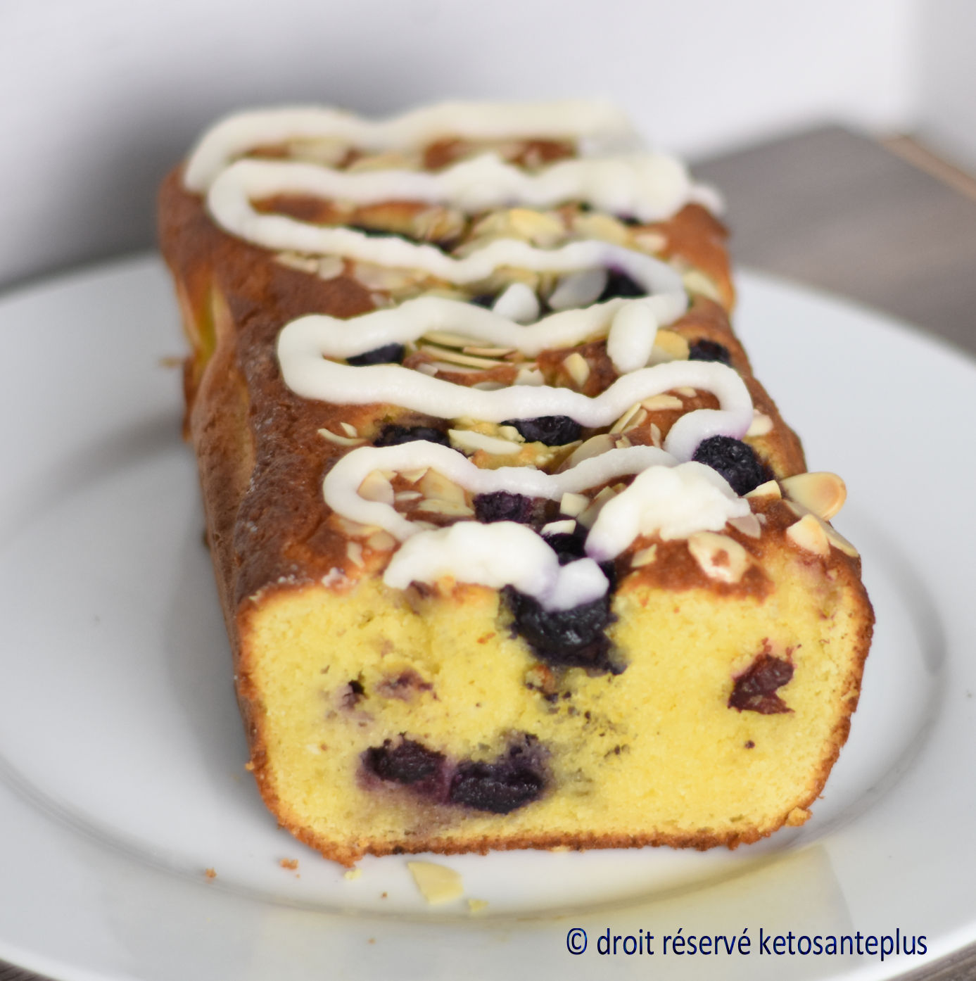 Gâteau keto au yogourt et aux bleuets