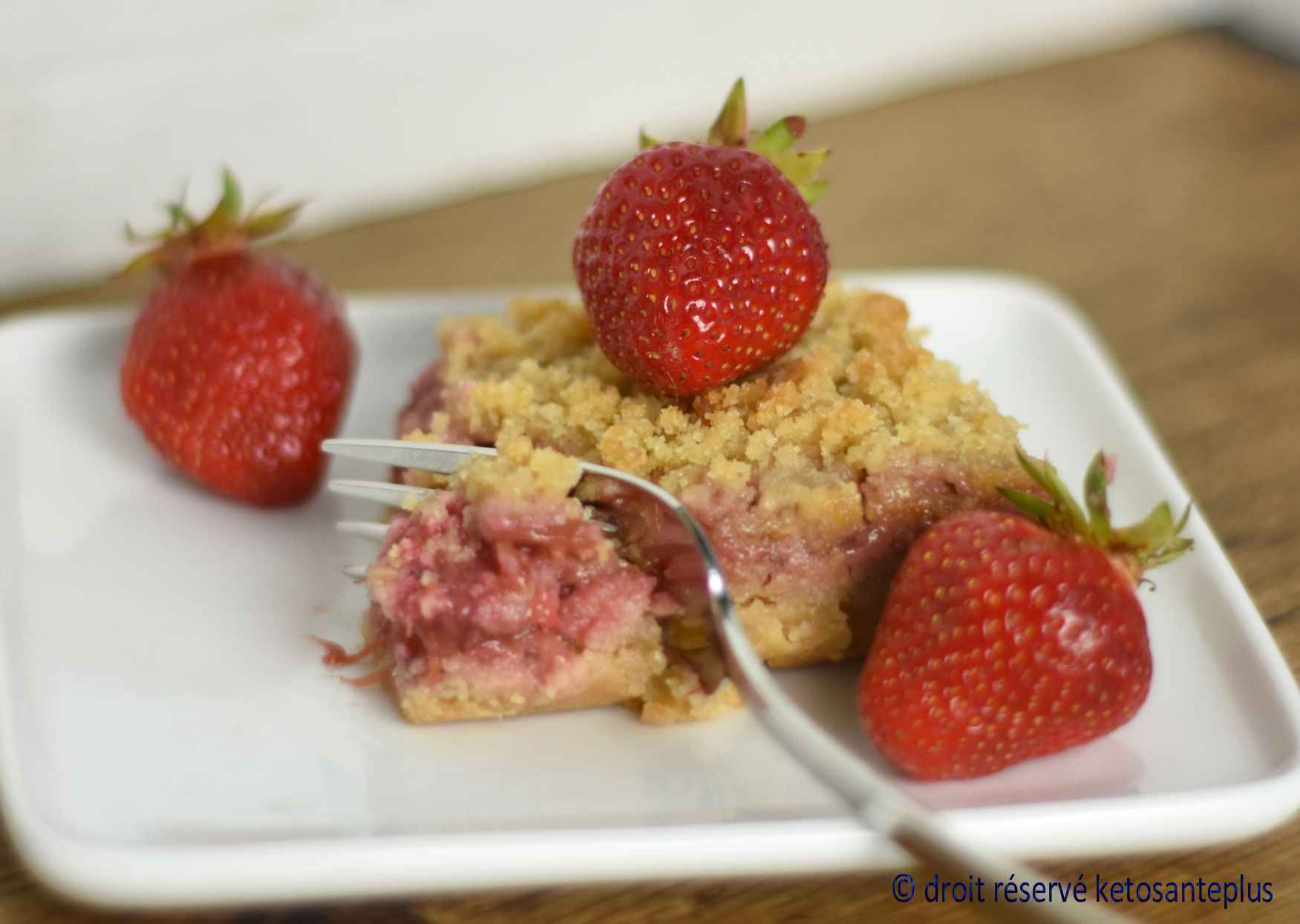 Carrés keto aux fraises et rhubarbe