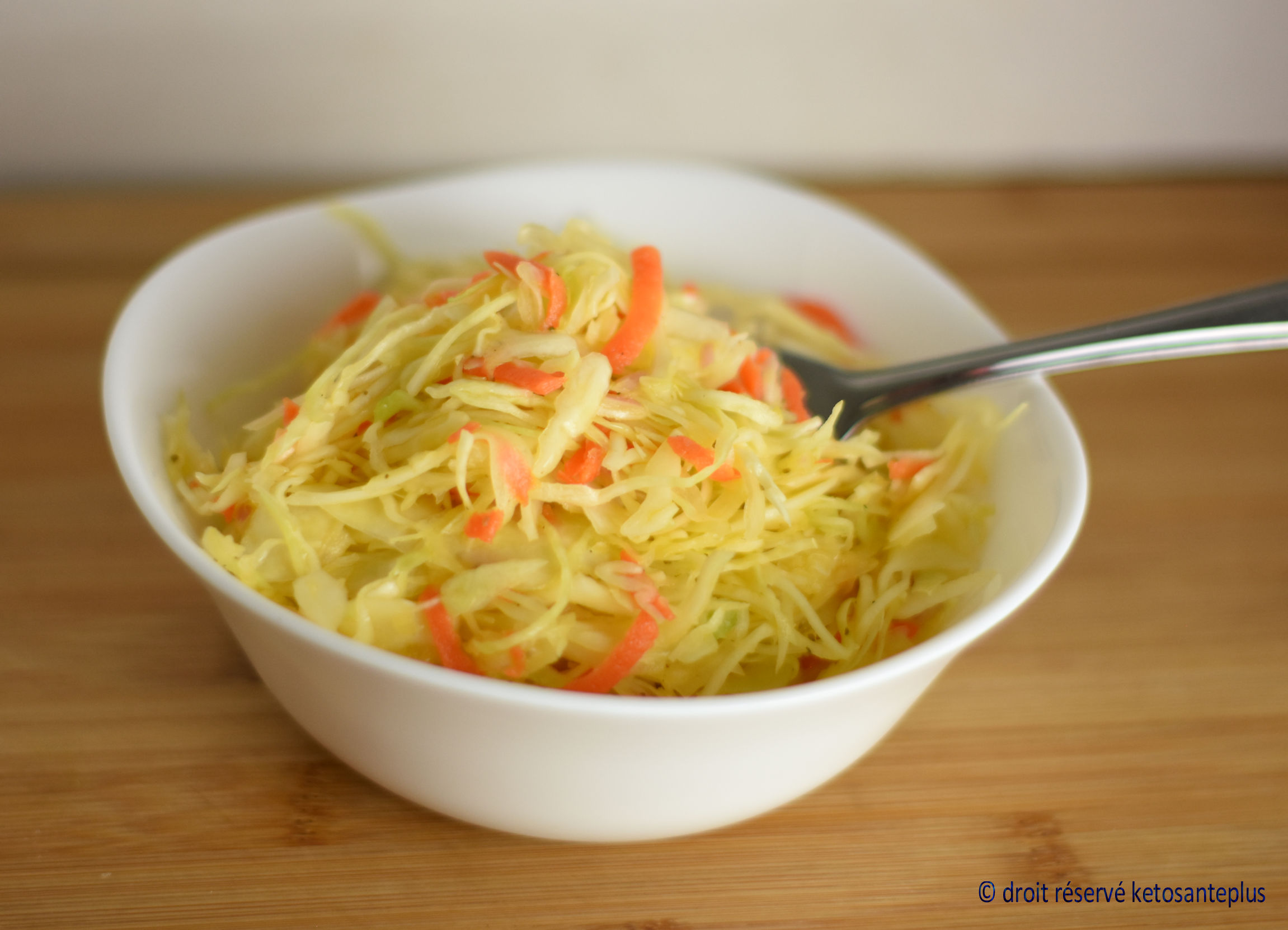 Salade de chou keto vinaigrée style St-Hubert